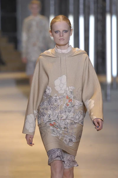 PARIS, FRANÇA - MARÇO 05: Um modelo caminha na pista durante o desfile Cacharel Ready to Wear Autumn Winter 2011 2012 durante a Paris Fashion Week no Palais De Tokyo em 5 de março de 2011 em Paris, França — Fotografia de Stock