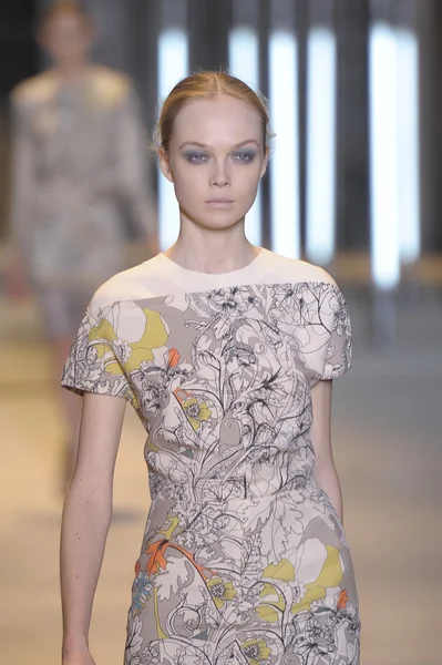 PARIS, FRANCE - MARCH 05: A model walks the runway during the Cacharel Ready to Wear Autumn Winter 2011 2012 show during Paris Fashion Week at Palais De Tokyo on March 5, 2011 in Paris, France — Stock Photo, Image