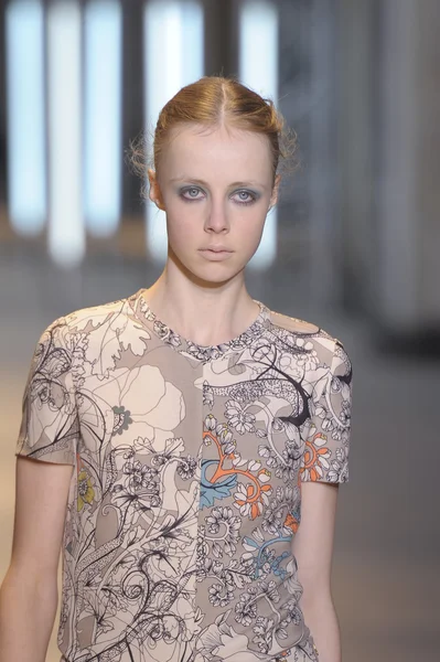 PARIS, FRANCE - MARCH 05: A model walks the runway during the Cacharel Ready to Wear Autumn Winter 2011 2012 show during Paris Fashion Week at Palais De Tokyo on March 5, 2011 in Paris, France — Stock Photo, Image