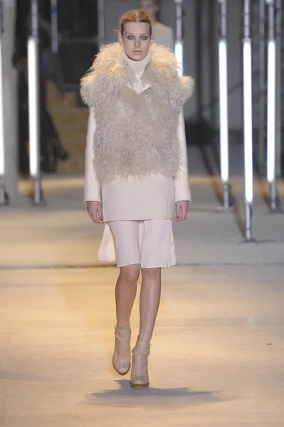 PARIS, FRANÇA - MARÇO 05: Um modelo caminha na pista durante o desfile Cacharel Ready to Wear Autumn Winter 2011 2012 durante a Paris Fashion Week no Palais De Tokyo em 5 de março de 2011 em Paris, França — Fotografia de Stock