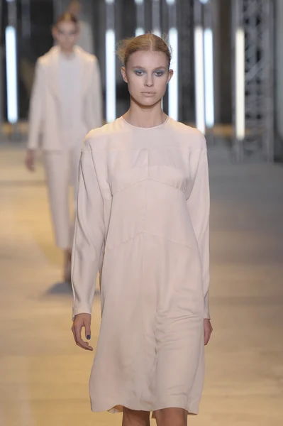 PARIS, FRANCE - MARCH 05: A model walks the runway during the Cacharel Ready to Wear Autumn Winter 2011 2012 show during Paris Fashion Week at Palais De Tokyo on March 5, 2011 in Paris, France — Stock Photo, Image