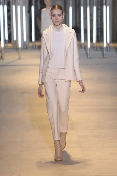 PARIS, FRANCE - MARCH 05: A model walks the runway during the Cacharel Ready to Wear Autumn Winter 2011 2012 show during Paris Fashion Week at Palais De Tokyo on March 5, 2011 in Paris, France — Stock Photo, Image