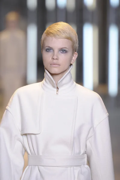 PARIS, FRANCE - MARCH 05: A model walks the runway during the Cacharel Ready to Wear Autumn Winter 2011 2012 show during Paris Fashion Week at Palais De Tokyo on March 5, 2011 in Paris, France — Stock Photo, Image