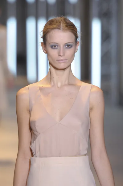 PARIS, FRANCE - MARCH 05: A model walks the runway during the Cacharel Ready to Wear Autumn Winter 2011 2012 show during Paris Fashion Week at Palais De Tokyo on March 5, 2011 in Paris, France — Stock Photo, Image