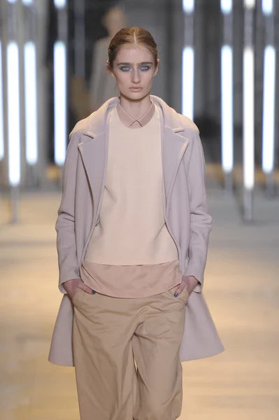 PARIS, FRANÇA - MARÇO 05: Um modelo caminha na pista durante o desfile Cacharel Ready to Wear Autumn Winter 2011 2012 durante a Paris Fashion Week no Palais De Tokyo em 5 de março de 2011 em Paris, França — Fotografia de Stock