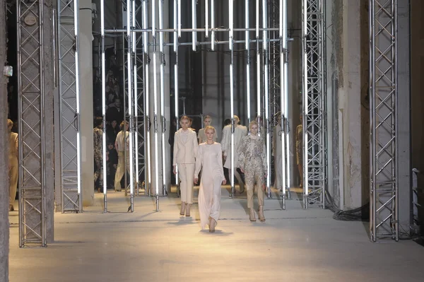 PARIS, FRANCE - 05 MARS : Un mannequin parcourt la piste lors du défilé Cacharel Ready to Wear Automne Hiver 2011 2012 lors de la Fashion Week de Paris au Palais De Tokyo le 5 mars 2011 à Paris — Photo