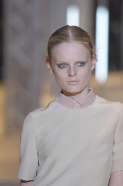 PARIS, FRANCE - MARCH 05: A model walks the runway during the Cacharel Ready to Wear Autumn Winter 2011 2012 show during Paris Fashion Week at Palais De Tokyo on March 5, 2011 in Paris, France — Stock Photo, Image