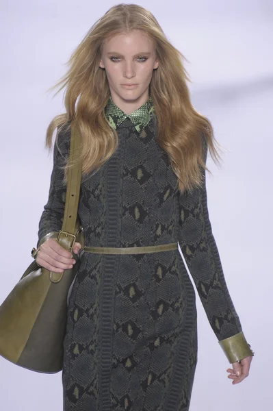 PARIS, FRANÇA - MARÇO 07: Um modelo caminha na pista durante o desfile Chloe Ready to Wear Autumn Winter 2011 2012 durante a Paris Fashion Week no Espace Ephemere Tuileries em 7 de março de 2011 em Paris, França — Fotografia de Stock