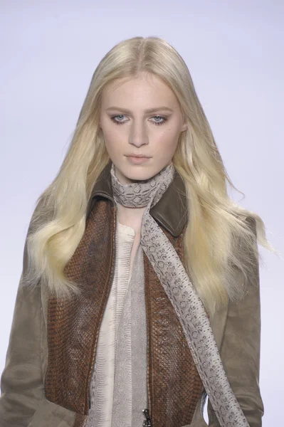 PARIS, FRANCE - MARCH 07: A model walks the runway during the Chloe Ready to Wear Autumn Winter 2011 2012 show during Paris Fashion Week at Espace Ephemere Tuileries on March 7, 2011 in Paris, France — Stock Photo, Image