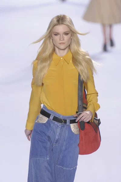 PARIS, FRANCE - MARCH 07: A model walks the runway during the Chloe Ready to Wear Autumn Winter 2011 2012 show during Paris Fashion Week at Espace Ephemere Tuileries on March 7, 2011 in Paris, France — Stock Photo, Image