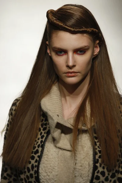 PARIS, FRANCE - MARCH 07: A model walks the runway during the Comuun Ready to Wear Autumn Winter 2011 2012 show during Paris Fashion Week on March 7, 2011 in Paris, France — Stock Photo, Image