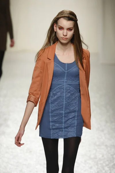 PARIS, FRANCE - MARCH 07: A model walks the runway during the Comuun Ready to Wear Autumn Winter 2011 2012 show during Paris Fashion Week on March 7, 2011 in Paris, France — Stock Photo, Image