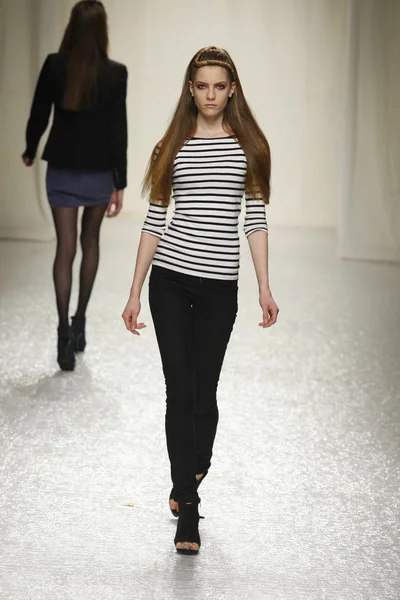 PARIS, FRANCE - MARCH 07: A model walks the runway during the Comuun Ready to Wear Autumn Winter 2011 2012 show during Paris Fashion Week on March 7, 2011 in Paris, France — Stock Photo, Image