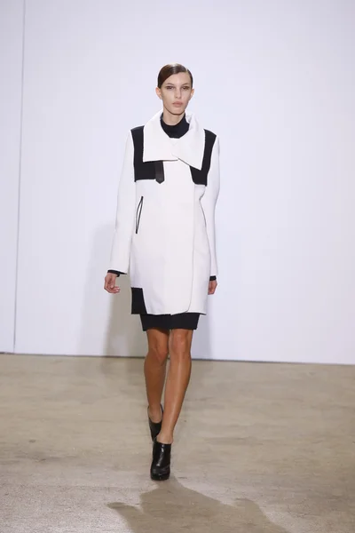 PARIS, FRANCE - MARCH 06: A model walks the runway at the Costume National fashion show during Paris Fashion Week on March 6, 2011 in Paris, France — Stock Photo, Image