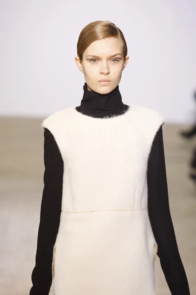 PARIS, FRANCE - MARCH 06: A model walks the runway at the Costume National fashion show during Paris Fashion Week on March 6, 2011 in Paris, France — Stock Photo, Image