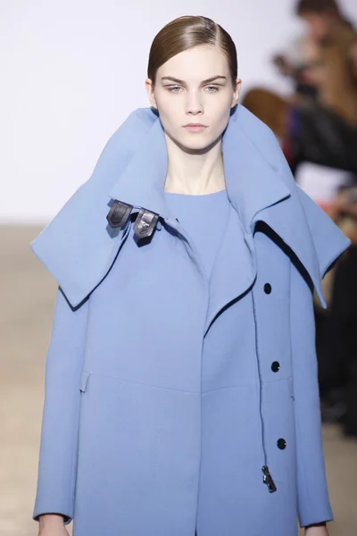 PARIS, FRANCE - MARCH 06: A model walks the runway at the Costume National fashion show during Paris Fashion Week on March 6, 2011 in Paris, France — Stock Photo, Image