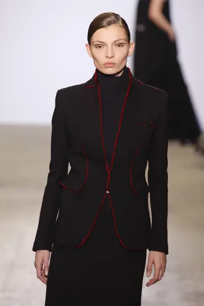 PARIS, FRANÇA - MARÇO 06: Um modelo caminha na passarela do desfile de moda da Costume National durante a Paris Fashion Week em 6 de março de 2011 em Paris, França — Fotografia de Stock