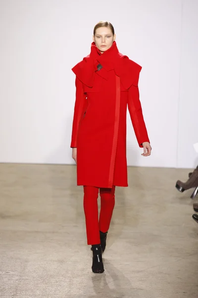 PARIS, FRANCE - MARCH 06: A model walks the runway at the Costume National fashion show during Paris Fashion Week on March 6, 2011 in Paris, France — Stock Photo, Image