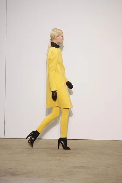 Paris, Frankrike - mars 06: en modell går banan vid kostym nationella modevisning under paris fashion week på mars 6, 2011 i paris, Frankrike — Stockfoto