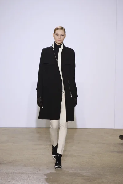 PARIS, FRANCE - MARCH 06: A model walks the runway at the Costume National fashion show during Paris Fashion Week on March 6, 2011 in Paris, France — Stock Photo, Image