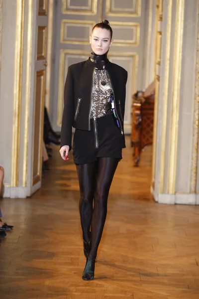 パリ - 3 月 8 日: エマニュエル ウンガロ パリファッションウィーク婦人服の一部 2011年秋冬ホテル ウェスティンで 2010 年 3 月 8 日パリ、フランスでのショーを着用する準備ができて中に滑走路を歩くモデル — ストック写真