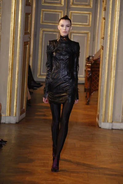 Parijs - 08 maart: een model leidt de landingsbaan tijdens de emmanuel ungaro klaar om te dragen Toon als onderdeel van de paris womenswear fashionweek fall winter 2011 op hotel westin op 8 maart 2010 in Parijs, Frankrijk — Stockfoto