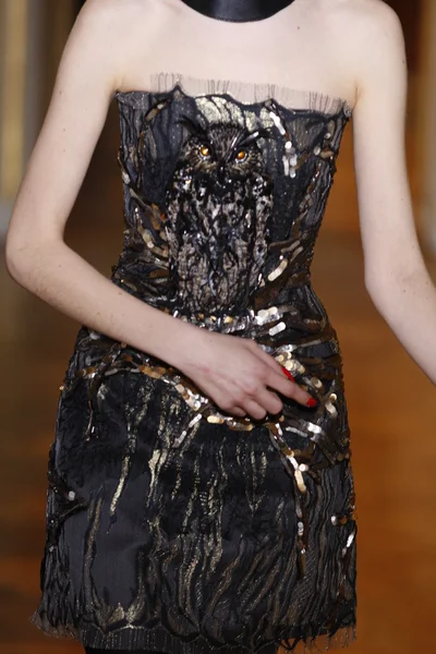 巴黎 -  3月8日：一个模型的伊曼纽尔温加罗准备在法国巴黎，穿秀的巴黎女装时装周秋冬2011在威斯汀酒店的一部分，在2010年3月8日在散步跑道 — 图库照片
