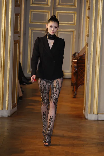 Párizs - március 08: a modell sétál a kifutópálya alatt az emmanuel ungaro kész viselni Térkép, mint része a női ruházat Párizsi Divathét 2011 téli hotel Westin március 8, 2010-ben Párizs, Franciaország — Stock Fotó