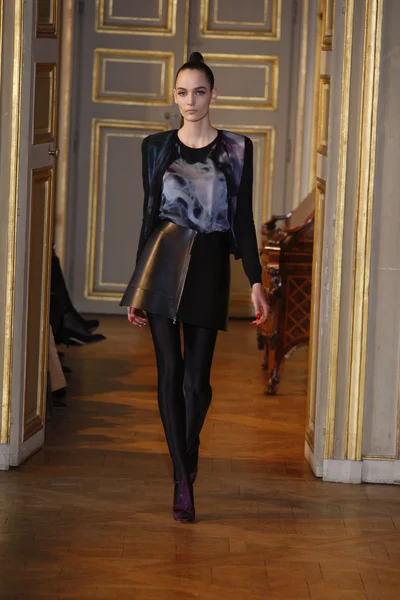 巴黎 -  3月8日：一个模型的伊曼纽尔温加罗准备在法国巴黎，穿秀的巴黎女装时装周秋冬2011在威斯汀酒店的一部分，在2010年3月8日在散步跑道 — 图库照片