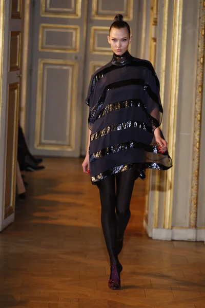 ПАРИЖ - МАРТ 08: Модель ходит по подиуму во время шоу Эммануэля Унгаро, готового носить, в рамках Недели моды для женщин в Париже Осенью 2011 года в отеле Westin 8 марта 2010 года в Париже, Франция — стоковое фото