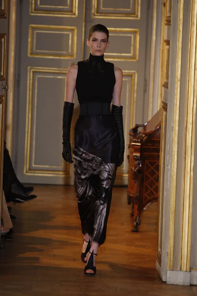 パリ - 3 月 8 日: エマニュエル ウンガロ パリファッションウィーク婦人服の一部 2011年秋冬ホテル ウェスティンで 2010 年 3 月 8 日パリ、フランスでのショーを着用する準備ができて中に滑走路を歩くモデル — ストック写真