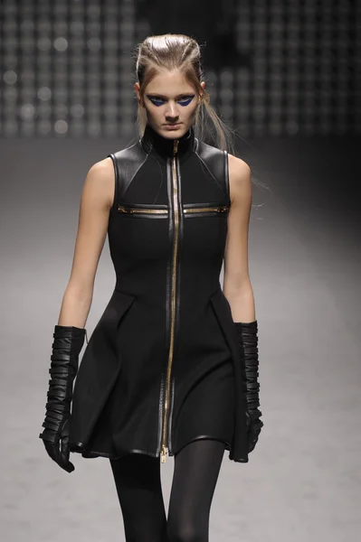 Paris, Franciaország - március 02: a modell sétál a kifutópálya alatt a gareth pugh kész viselni őszi-téli 2011 show részeként a Párizsi Divathét, 2011. március 02. — Stock Fotó