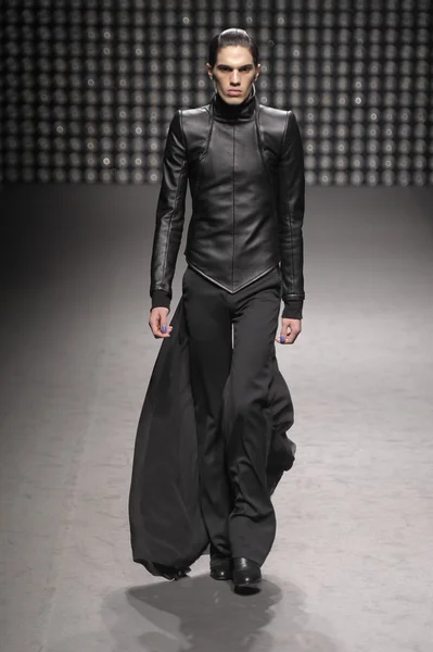 Paris, Frankrijk - maart 02: een model leidt de landingsbaan tijdens de gareth pugh klaar om te dragen herfst winter 2011 Toon als onderdeel van de Parijs fashionweek op 02 maart 2011 — Stockfoto