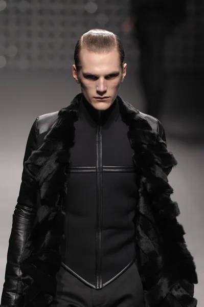 Paris, Francja - 02 marca: model spacery pasa startowego podczas gareth pugh gotowe do noszenia jesień zima 2011 Pokaż jako część paris fashion week dnia 02 marca 2011 — Zdjęcie stockowe