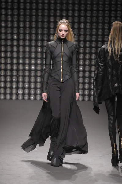 Paris, Francja - 02 marca: model spacery pasa startowego podczas gareth pugh gotowe do noszenia jesień zima 2011 Pokaż jako część paris fashion week dnia 02 marca 2011 — Zdjęcie stockowe