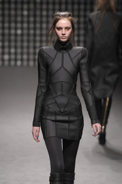 Paris, Frankrike - 02 mars: en modell går banan under gareth pugh redo att bära höst vinter 2011 show som en del av paris modevecka den 02 mars, 2011 — Stockfoto