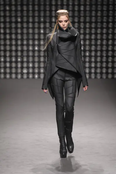 Paris, Frankrike - 02 mars: en modell går banan under gareth pugh redo att bära höst vinter 2011 show som en del av paris modevecka den 02 mars, 2011 — Stockfoto