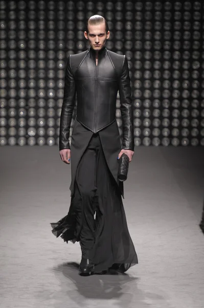 Paris, Frankrijk - maart 02: een model leidt de landingsbaan tijdens de gareth pugh klaar om te dragen herfst winter 2011 Toon als onderdeel van de Parijs fashionweek op 02 maart 2011 — Stockfoto