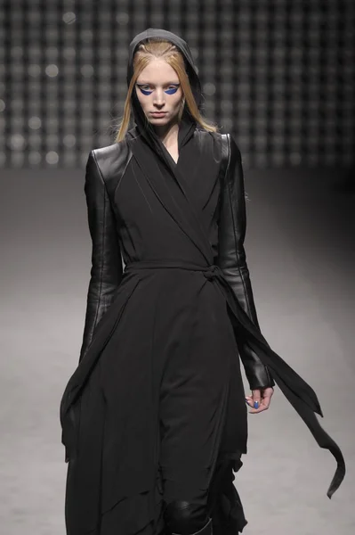 Paris, Frankrijk - maart 02: een model leidt de landingsbaan tijdens de gareth pugh klaar om te dragen herfst winter 2011 Toon als onderdeel van de Parijs fashionweek op 02 maart 2011 — Stockfoto