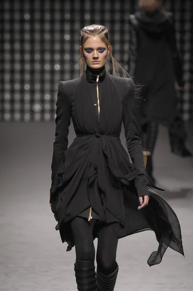 PARIS, FRANCE - MARCH 02: A model walks the runway during the Gareth Pugh Ready to Wear Fall Winter 2011 show as part of the Paris Fashion Week on March 02, 2011 — Stock Photo, Image