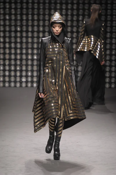 PARIS, FRANCE - MARCH 02: A model walks the runway during the Gareth Pugh Ready to Wear Fall Winter 2011 show as part of the Paris Fashion Week on March 02, 2011 — Stock Photo, Image