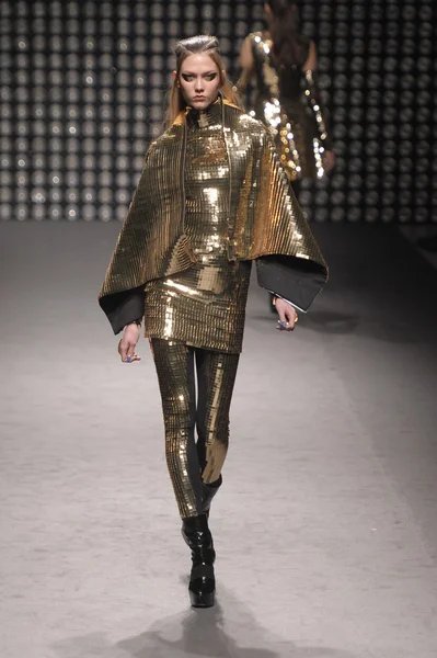 Paris, Fransa - Mart 02: paris moda haftası kapsamında üzerinde 02 Mart 2011 sonbahar kış 2011 show giymeye hazır gareth pugh sırasında pist model yürür