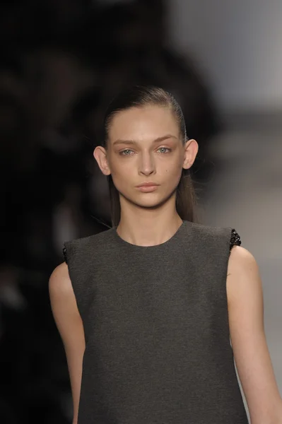 PARIS, FRANCE - MARCH 07: A model walks the runway at the Giambattista Valli fashion show during Paris Fashion Week on March 7, 2011 in Paris, France. — Stock Photo, Image