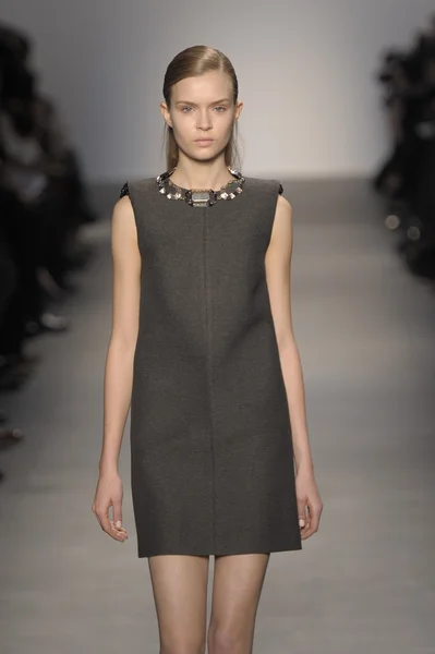 PARIS, FRANÇA - MARÇO 07: Um modelo caminha na pista do desfile de moda Giambattista Valli durante a Paris Fashion Week em 7 de março de 2011 em Paris, França . — Fotografia de Stock