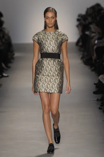 Paris, france - märz 07: ein model läuft auf dem laufsteg der modenschau giambattista valli während der Pariser modewoche am 7. märz 2011 in paris, france. — Stockfoto