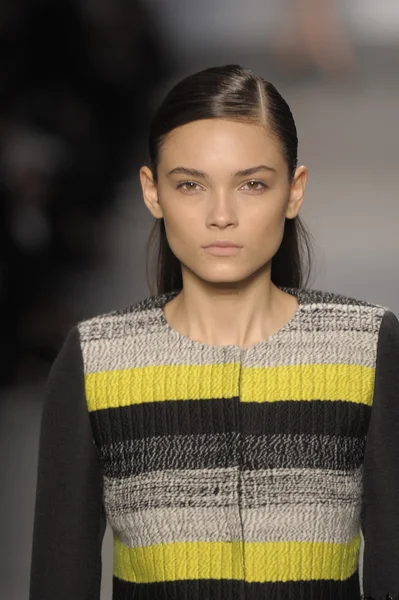 PARIS, FRANCE - MARCH 07: A model walks the runway at the Giambattista Valli fashion show during Paris Fashion Week on March 7, 2011 in Paris, France. — Stock Photo, Image