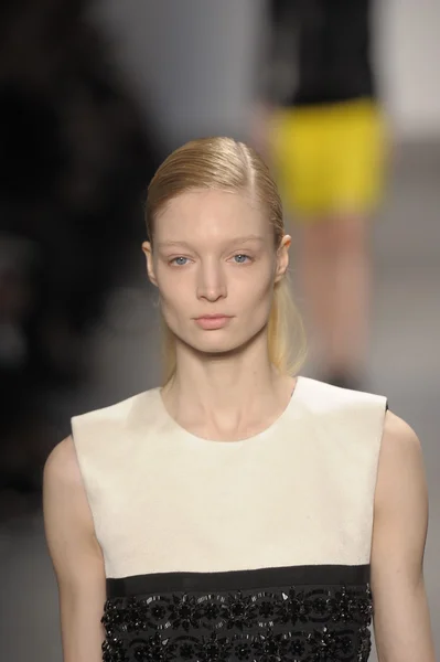 PARIS, FRANCE - MARCH 07: A model walks the runway at the Giambattista Valli fashion show during Paris Fashion Week on March 7, 2011 in Paris, France. — Stock Photo, Image