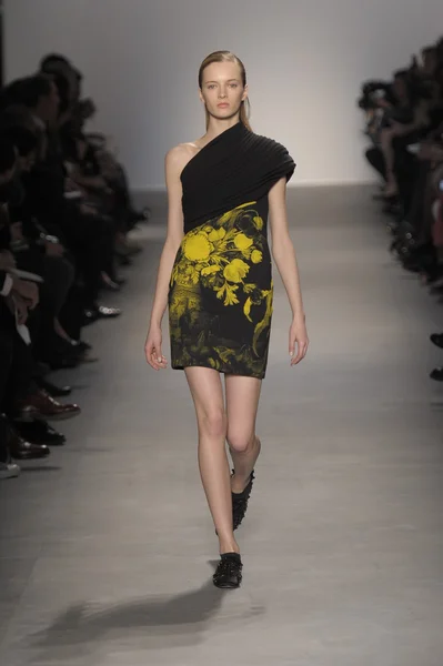 ПАРИЖ, ФРАНЦИЯ - 7 марта 2011 года модель прогуливается по подиуму на показе мод Джамбаттисты Валли во время Недели моды в Париже, Франция . — стоковое фото