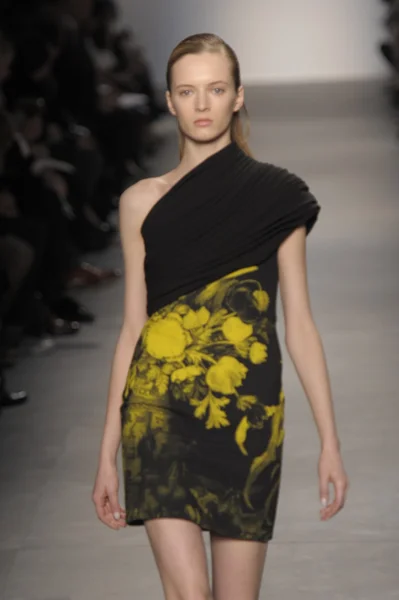 Paris, france - märz 07: ein model läuft auf dem laufsteg der modenschau giambattista valli während der Pariser modewoche am 7. märz 2011 in paris, france. — Stockfoto