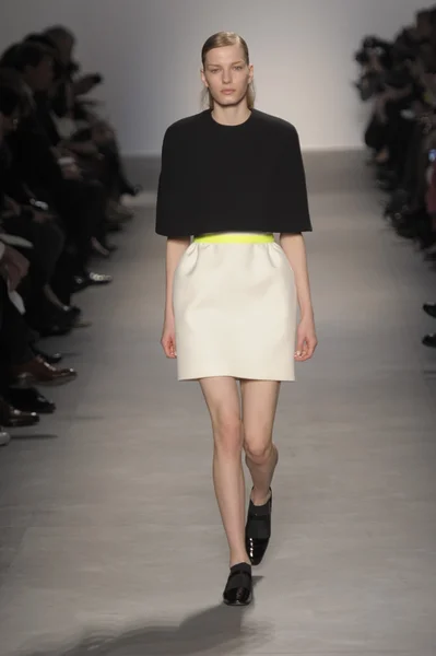 PARIGI, FRANCIA - MARZO 07: Una modella cammina sulla passerella alla sfilata di Giambattista Valli durante la settimana della moda di Parigi il 7 marzo 2011 a Parigi, Francia . — Foto Stock